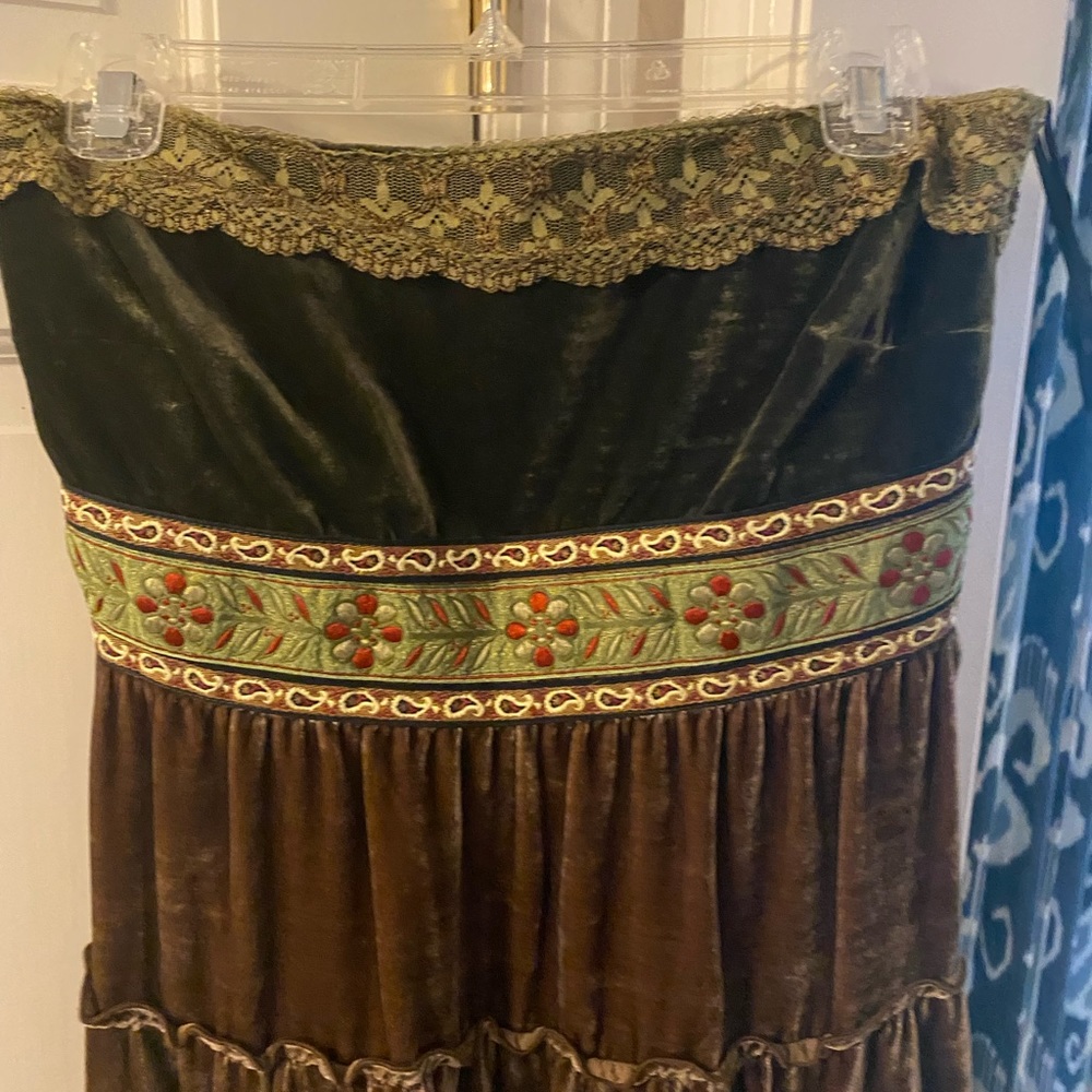 Perfect boho strapless velvet crush dress w lace accents.